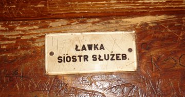 Napis na ławce Sióstr w kościele w Brzeziu