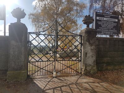 1 XI 2020 r - zamknięta brama cmentarza