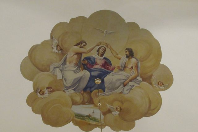 Malowidło Koronacja Matki Boskiej - kaplica kolejarska w kościele w Brzeziu