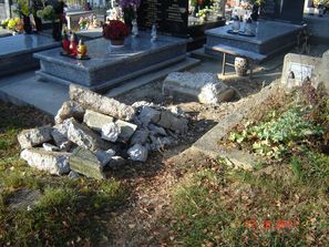 Rozbity grobowiec na cmentarzu w Brzeziu