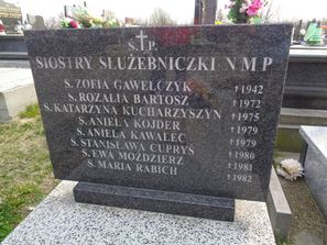 Attyka grobowca na cmentarzu w Podłężu