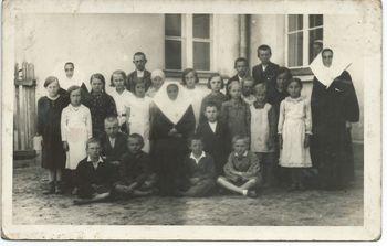 Z dziećmi obok kaplicy w Grodkowicach