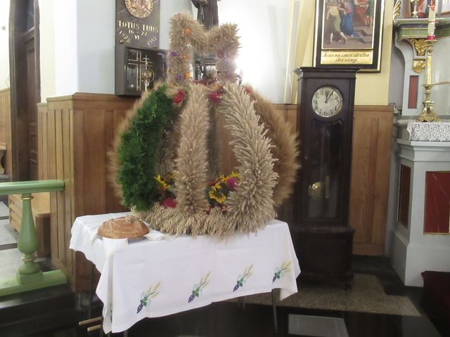 Wieniec Dozynkowy w kościele parafialnym w Brzeziu