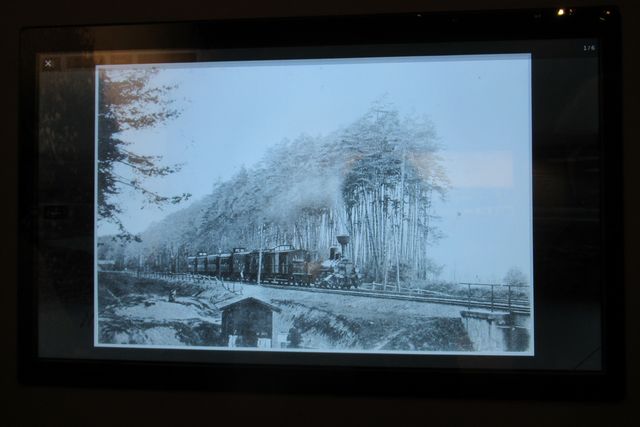 Przejazd pociągu - zdjęcie z wystawy na Zamku w Niepołomicach
