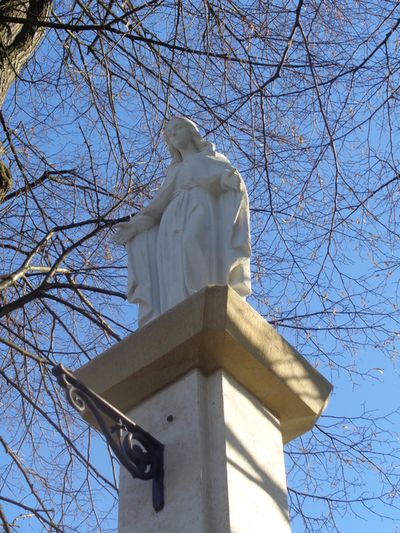 Figura Matki Boskiej Łaskawej po renowacji kapliczki w 2018r